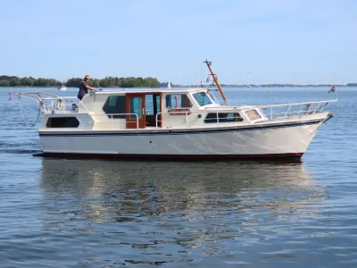 motorkruiser op rustig water