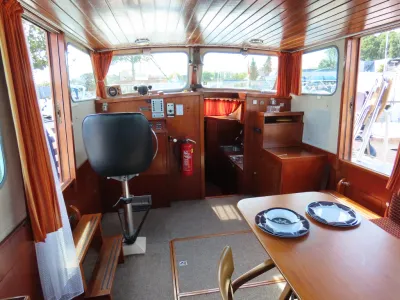 interieur van motorkruiser met stuurstoel