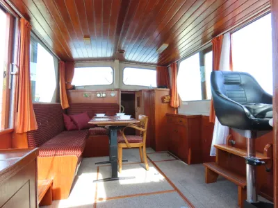 kajuitinterieur met zithoek en stuurstoel