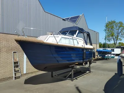 motorboot op land bij loods