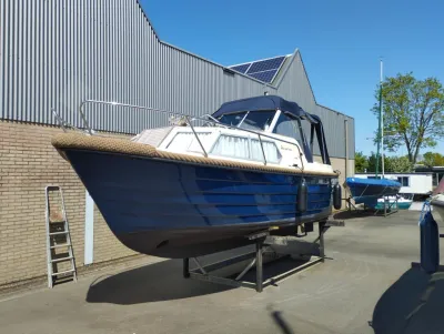motorboot op land bij loods