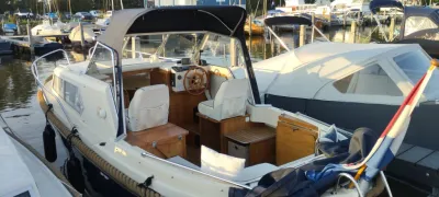 motorboot in jachthaven