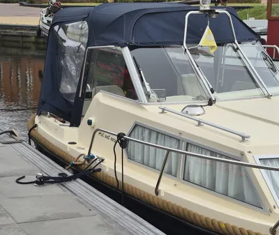 motorboot afgemeerd in haven