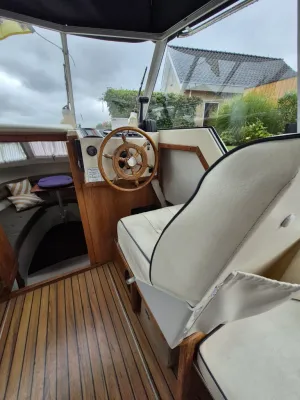 besturing en zitplaats interieur van boot