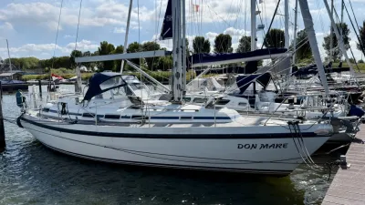 zeiljacht afgemeerd in een jachthaven