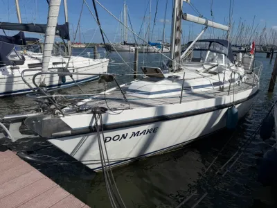 zeiljacht afgemeerd in jachthaven
