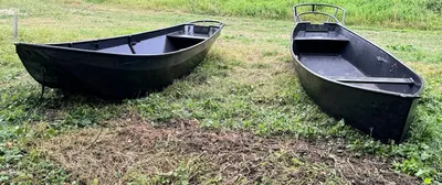 twee metalen sloepjes op gras