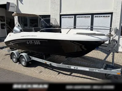 consoleboot op trailer bij showroom
