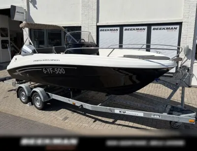 consoleboot op trailer bij showroom