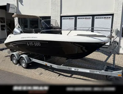 consoleboot op trailer bij showroom