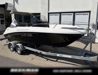 consoleboot op trailer bij showroom