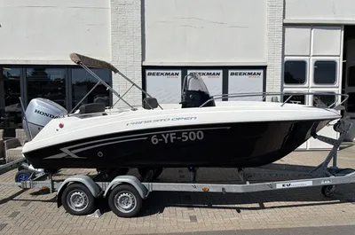 Consoleboot op trailer voor witte gevel