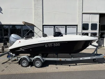 consoleboot op trailer bij showroom