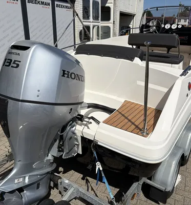 consoleboot achterzijde met buitenboordmotor