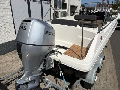 achterkant consoleboot met buitenboordmotor