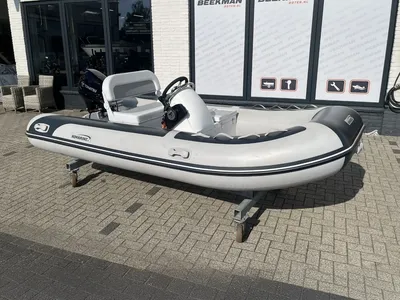 grijze opblaasbare boot met console op stoep