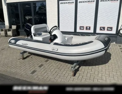 grijs opblaasbare boot op verharde ondergrond