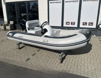 grijze opblaasbare boot met console op stoep