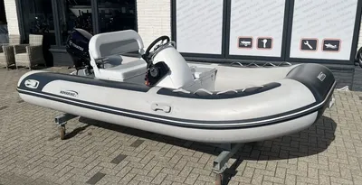 grijs-witte opblaasbare rib op parkeerplaats