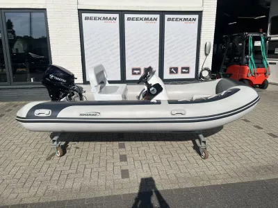 Opblaasbare RIB bij winkelpand