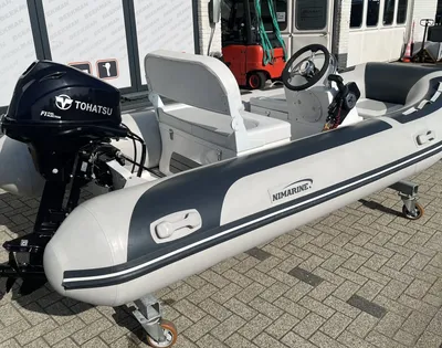 opblaasbare boot met buitenboordmotor op trailer