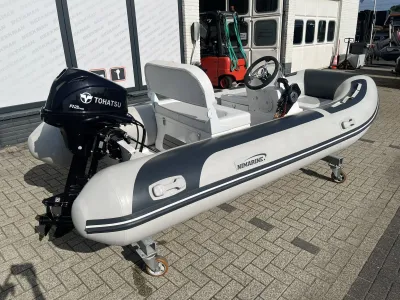grijze opblaasbare boot met buitenboordmotor