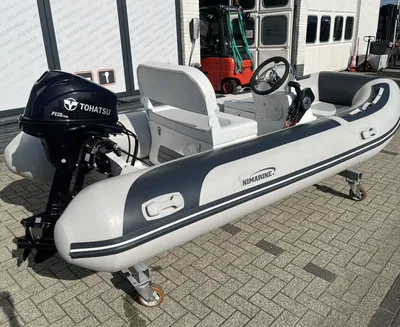 opblaasbare rib op parkeerplaats