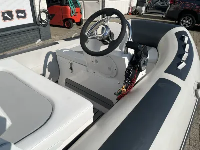 console en stuur van een rubberboot