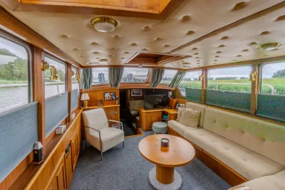 interieur salon van motorjacht met ramen
