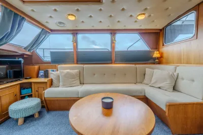 salon met bank en ramen van motorjacht