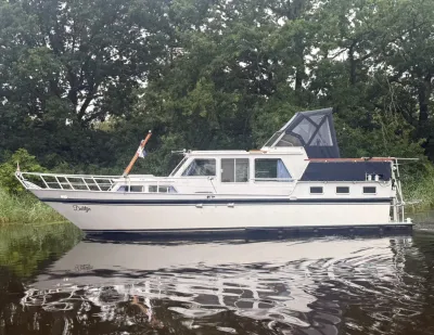 zijaanzicht van motorjacht op het water