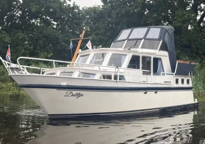 motorjacht liggend in rustig water