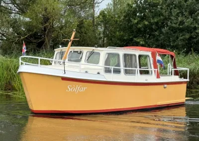 kleine openkuipkruiser in het water