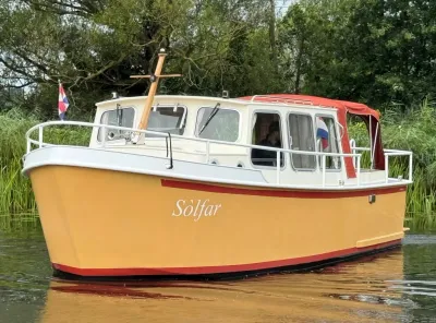 gele openkuipkruiser op stil water