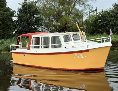 kleine openkuipkruiser op rustig water