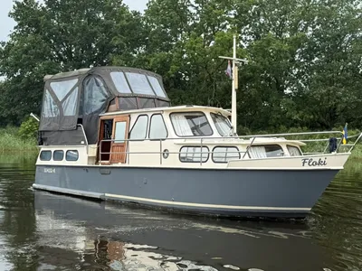motorjacht op rivier met groene oever