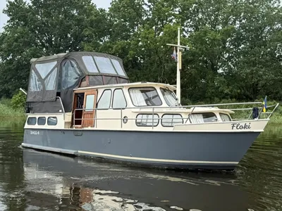 ruime motorboot op rustig water