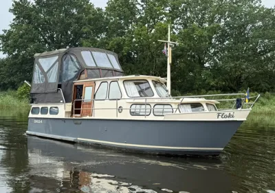 ruime motorboot op rustig water