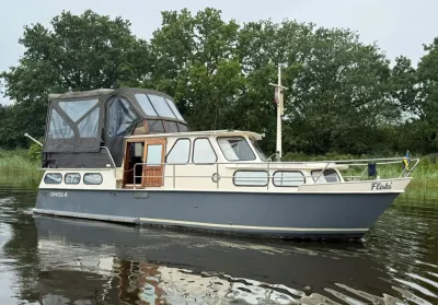 motorjacht op rustig water met bomen