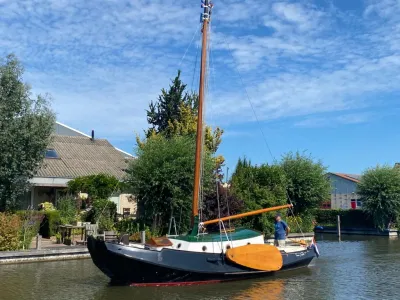 platbodem zeilboot in kanaal