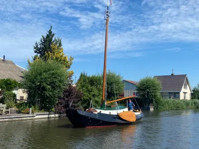 platbodem zeeschouw op water bij kade