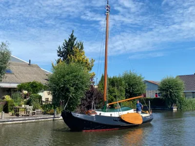 platbodem zeilboot in kanaal