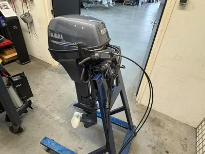 buitenboordmotor in werkplaats