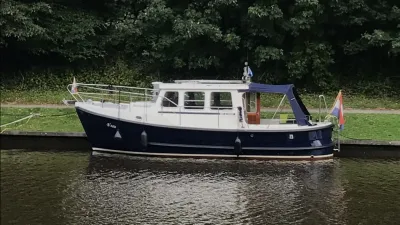 motorjacht aangemeerd langs kade