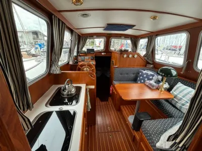 interieur kajuit met kombuis en zitbank