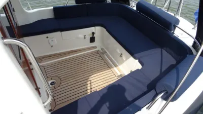 cockpit met kussens en teakdek