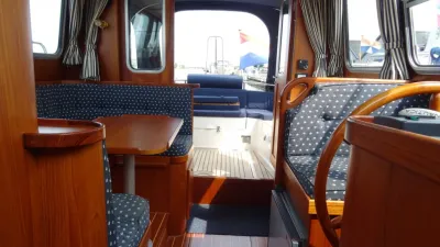 interieur van motorboot met zithoek en stuur