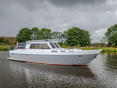 motorkruiser op het water met bomen