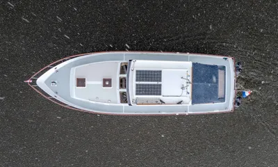 luchtfoto van motorjacht op het water