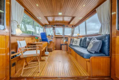 interieur van houten motorkruiser